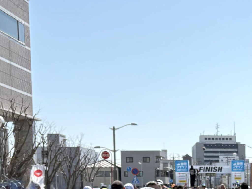 〜  3時間58分58秒 〜

3月9日、静岡マラソン2025。24回目のフルマラソンで初めて4時間を切り、自己ベストを更新しました。52歳、まだまだ「のびしろ」を感じた次第です。

一夜明けて、今回記録を更新できた要因を自分なりに分析してみました。

■1.  続けること： 「朝、走ること」を継続し、年明け1月と2月は月間300km超の走り込みができたことで、筋力と心肺機能の強化に繋がった点。

■2.  慌てないこと： レース中にトイレに行きたくなってしまい、結果3分程タイムロス。「4時間を切る」という目標達成にはかなりの痛手となりましたが、残りの距離・時間と自分の体力を勘案し、どう挽回していくかを慌てず冷静に組み立てられた点。

■3.  諦めないこと： ラスト5kmは本当に辛くて何度も心が折れそうになりましたが、強い気持ちで諦めず足を前に進められた点。

続けること、慌てないこと、諦めないこと。課題解決の場面でとても大切な意識だと思います。マラソンから学んだ意識を大切に、お役に立てるサポートを提供していきます。

完走後のビールの味は、やはり格別でした。