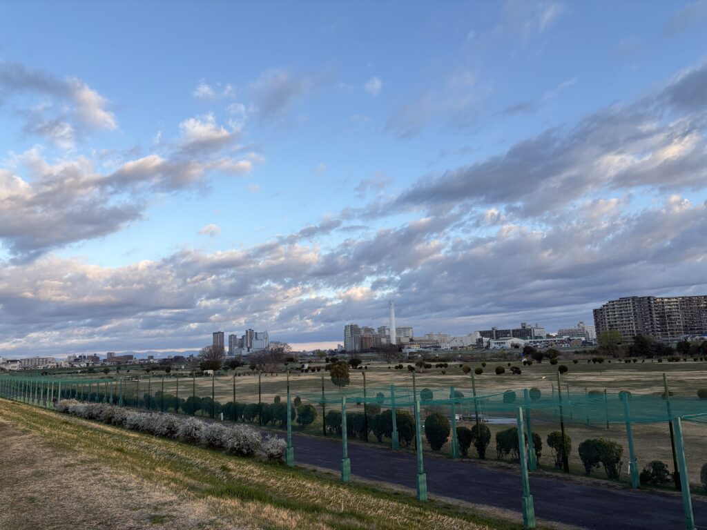 〜 時を知らせる「おむすび」〜
毎朝、NHKの連続テレビ小説「おむすび」を観ています。物語そのものを楽しみにしているのはもちろんですが、私にとって出かける時間を知らせてくれる「時計代わり」という存在でもあります。
時間を守るため、時計だけを頼りにすると「自ら意識して時計を見に行く=能動的な動き」が必要になり、どうしても「あっ、忘れてた」という抜け・漏れが生じがち。テレビ・ラジオの定時発信性は、視聴者に抜け・漏れ防止と省力化を提供する「サービス」の一つでもあると感じます。
抜け・漏れ防止と省力化のためのサービス提供という側面は、行政書士が果たすべき役割も同じ。お役に立てるサポートをこれからも提供していきます。
早いもので「おむすび」は来週で最終回。時を知らせる合図を受けつつ、物語の行方を楽しみにしています。
<多摩川>