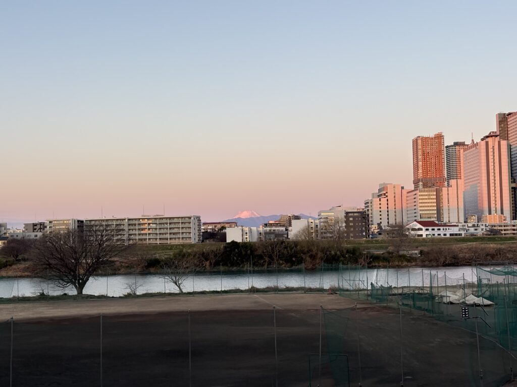 〜 変化への「意識」〜
今朝、ランニングしていたときのこと。
ふと「明るくなるのが早くなったな」と意識しました。
今朝の東京の日の出時間は6:21。年明けより30分も早くなっていました。
「感じて」はいたものの、「意識」していなかったこと。日々少しずつ変化し続けていることは、慣れてしまうというか、鈍感になりがち。立ち止まって「意識」することの大事さに、朝、走りながら気づきました。
これもランニングの効能の一つかもしれません。変化への「意識」、心がけていきたいと思います。
<多摩川>