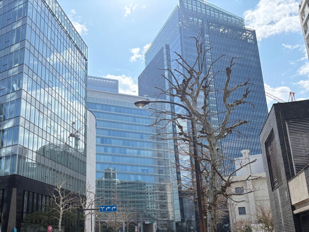 〜 東京マラソン2025 〜

3月2日、東京マラソン2025。沿道で応援しました。
沿道での応援は2年ぶり。本当にたくさんの方が応援していて、国際色も豊か。改めて大会規模の大きさを実感しました。

知り合いや友人、エリートランナーに限らず、面識のない市民ランナーの方々に対しても、自然と大きな声でエールを送っていました。自分に限ったことではなく、近くで応援している方々も同じように。

観ている側は、「目標に向かい、辛さに耐え（時には辛さを楽しみ）、諦めず前に進む」、そんなランナーの姿にシンプルに共感し、ランナーは送られたエールに元気と力をもらう。一方通行ではなく、相乗効果。マラソンに限らず、社会の色々な場面で大切な関係なんだと感じます。

応援後に飲んだビールは、まるで自分が完走したかのようなうまさでした。