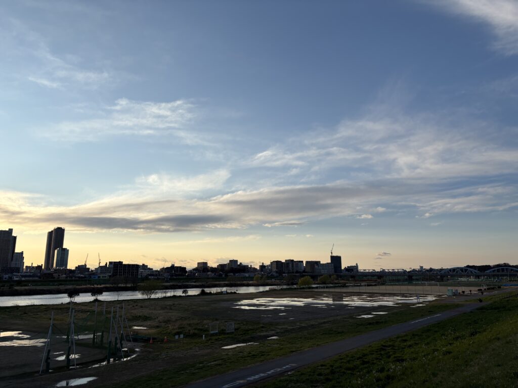 〜 臨機応変 〜
3月も下旬に差し掛かっていますが、今日は私の自宅のあたりも雪が降る寒い朝となりました。このまま一日中荒天模様かと思っていましたが、午後から一変し、夕方にはスッキリとした晴れ模様となりました。
日中の短い時間の中で、天気の様子がガラリと変わることって、意外と珍しい気がします。
世の中も日々刻々と変化しています。変化にキャッチアップし、今の自分に何が必要で、どのようなサービスを提供すべきなのか、常に意識することの大切さを改めて感じました。
「臨機応変」な対応、心がけていきます。
<多摩川>