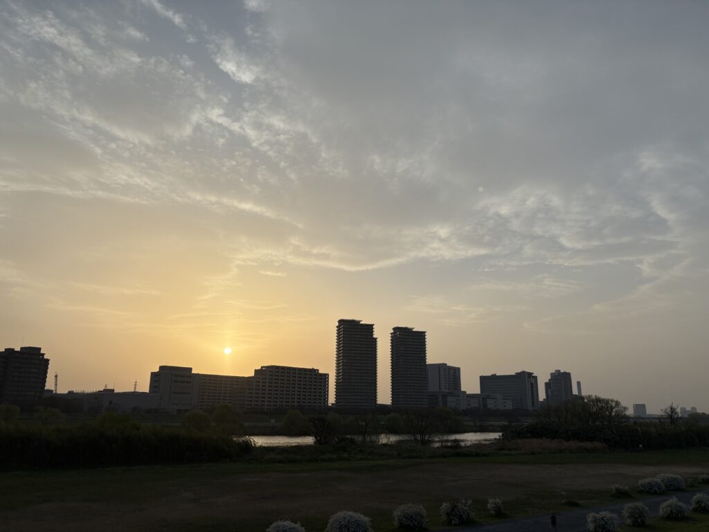 〜 放送100年 〜
2025年3月22日で、日本のラジオ放送開始から100年を迎えたそうです。
昭和から平成、令和に変わり、テクノロジーは目まぐるしく発展しました。私自身、その約半分の時間を生きてきた訳ですが、インターネットやスマートフォンの普及など、子供の頃と比べるとびっくりするほど便利な世の中になったと感じます。
一方、仕事や生活、人とのつながりの根底にあるのはコミュニケーション。そのための「ツール」は変化・発達しましたが、「コミュニケーション力」の大切さは、昔も今も変わらないと思います。
限られた時間の中で、伝えるべきことを伝え、聞くべきことを漏らさず聞く。
100年の節目を迎えるに当たり、改めてこの不変の基礎力に目を向け、大切にしたいと思います。
<多摩川>