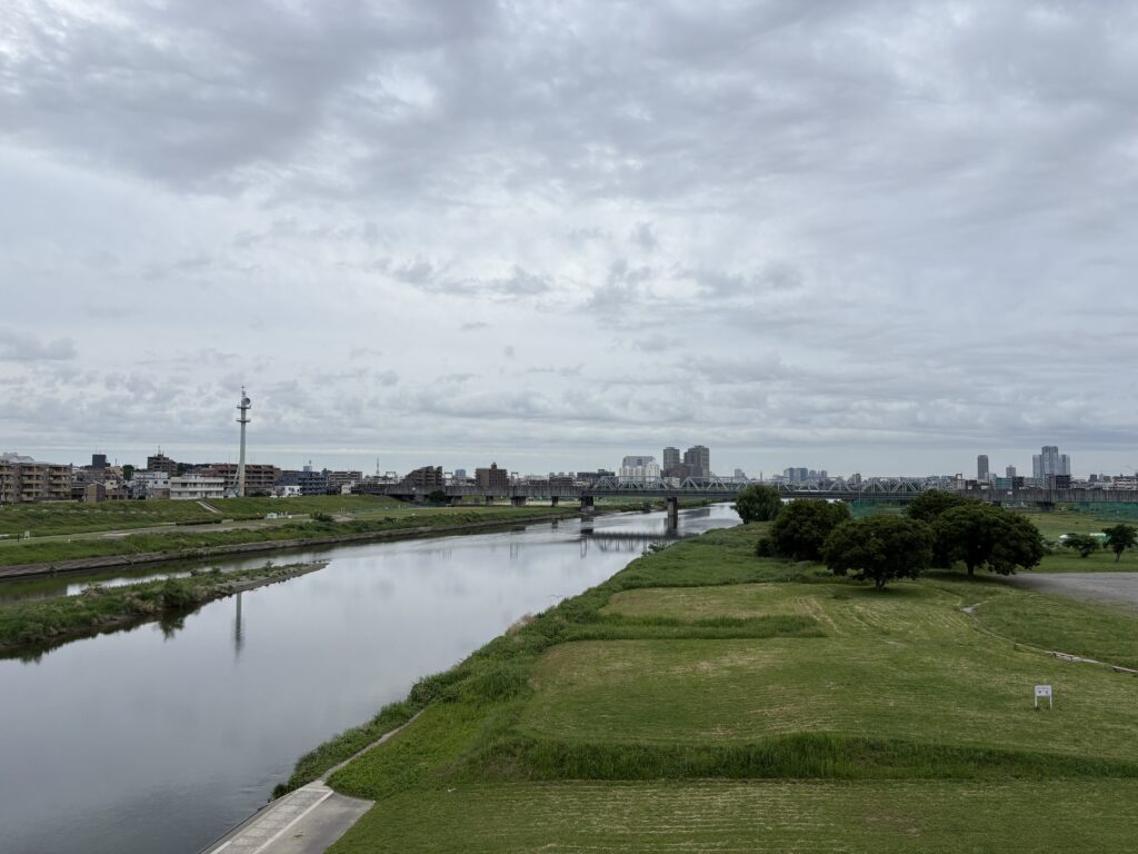 〜 アユ釣り 〜
私の自宅近くの多摩川では、6月1日からアユ釣りが解禁されるそうです。
例年、この季節になると、アユ釣り用の長い竿で釣りをしている人の姿をよく見かけます。アユ釣り解禁の知らせを聞くと、梅雨の季節の近づきを感じます。
アユは、一旦海に出て遡上する魚。多摩川の水質の良化等、環境改善が遡上の大きな要因になっていると思います。
行政書士として、また多摩川沿いに暮らしランニングを楽しむ住民として、環境改善に向けて「できること」を続けていきたいと思います。
<多摩川>