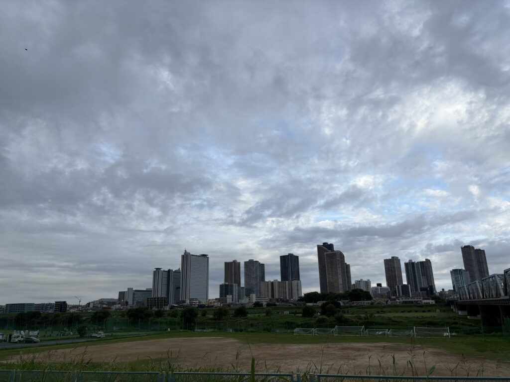 〜 転ばぬ先の杖 〜 今朝、ラジオでニュースを聴いていたときのこと。今日は全国的に気温が上がるところが多く、猛暑日となるところもあるとのことで、こまめな水分・塩分の補給といった十分な暑さ対策を呼びかけていました。今日の私の「気をつけるべきこと＝リスク」の一つに「暑さ」というキーワードが自然にピン留めされ、「出かける前の注意喚起の大切さ」をふと意識しました。 行政への申請手続の支援、契約書の作成・チェックといったサービスの提供を通じて、リスクを予めヘッジしたりミニマイズすることは、行政書士が担う重要な役割です。リスク管理の観点から、改善策や解決策をご提案いたしますので、お気軽にご相談ください。 「転ばぬ先の杖」となるサポートを、引き続き実践いたします。 「雨」に加えて「暑さ」への対策も必要な時節柄、くれぐれもご自愛ください。