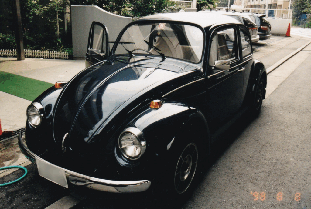 〜 1枚の写真から 〜 25歳の時、初めて車を買いました。 1973年式のVWビートル。パワステなし、クーラーなし、もちろんMT車で癖のあるクラッチ。後先考えず、勢いで買ってしまった旧車。 運転に慣れるまで何ヶ月もかかりました。故障もしました。 その代わり、「どうして車は動くのか」という「基本」を、この車に教えてもらった気がします。もちろん、運転することの楽しさも。 車の快適性と安全性は向上し、運転時のストレスは驚くほど軽減されました。 その分、「どうして車は動くのか」という「基本」を意識する機会は減り、不具合が生じても、「何が原因なのか」を推察することは容易ではなくなった気がします。 技術の進化により、仕事や生活において便利さと快適さを享受できるようになった分、情報の洪水に翻弄されないよう、「基本」を知り、疎かにしないことがより大切になっていると感じます。 1枚の懐かしい写真から、改めて「基本」の大切さを意識しました。 ＜ビートル＞