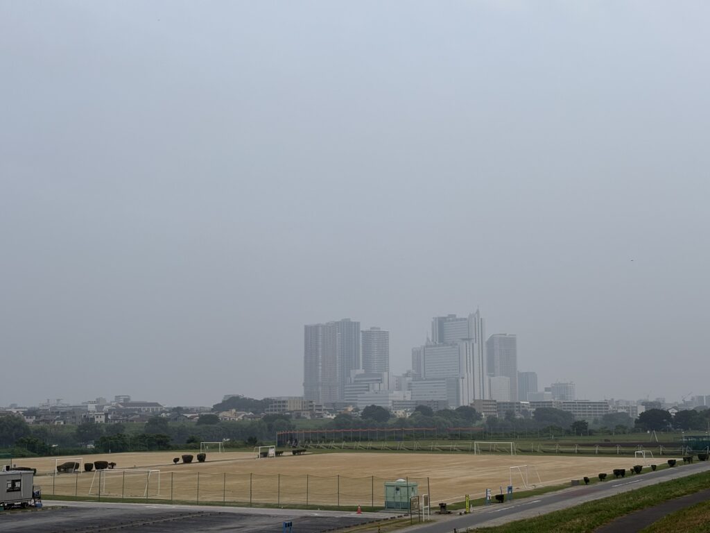 〜「アラート」というカタカナ語 〜 「アラート(alert)」とは、「警戒、警報」などをあらわす英単語。最近よく使われるカタカナ語だと感じます。 気象庁及び環境省が「熱中症警戒アラート」を発表するようになって以降、特に夏になると「アラート」というカタカナ語を頻繁に見かけるようになりましたが、私の記憶では、以前はそれほど見かけなかった気がします。 「警戒、警報」といった訳語で表現されていたのかもしれません。 「気候の変化」から、「熱中症警戒アラート」の運用が始まり、「アラート」というカタカナ語がメジャーになった。 因果関係を辿ると、その根拠は「気候の変化」に行き着くことに気づきました。 行政書士が業務を行う際、手続の根拠となる法令や条文を確認するプロセスを経ており、この基本動作を経ることが、適切な判断の礎になっています。 引き続き、基本動作を徹底し、お役に立てるサポートをご提供いたします。 <多摩川>