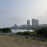 〜 無理の代償 〜 人生で一度だけ、救急車で運ばれたことがあります。 社会人になって3か月余り経った、7月の暑い朝。通勤中に不調が限界に達し、途中駅の交番で救急車を呼んでもらいました。 急性胃腸炎。過労と過度の飲酒が原因で、5日間入院することに。救急車を呼んでいただいた警察官の方、当時暮らしていた会社の独身寮から着替えや生活用品を届けてくれたり、仕事の穴を埋めてくれた上司・先輩・同僚、病院の医師・看護師の方々。今でも感謝しています。 「迷惑をかけてはいけない」と無理をしたことで、余計に迷惑をかけてしまったこと。 このときの経験から、困難な状況では、 ・過信せず、冷静に、その時の最適解を考えること。 ・誰かに頼る勇気を持つこと。 この2つを自分自身に言い聞かせるようにしています。 繁忙期や人手不足といった諸事情で、事業の遂行において過度な負荷を感じている方。行政書士は、行政への申請手続の支援、契約書の作成・チェックなどのサービスの提供を通じて、負荷の解消に向けたサポートを実践いたします。 行政書士が提供するサービスをぜひご活用ください。 ＜多摩川＞
