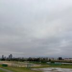 〜 おつりの工夫から 〜 例えば、460円の商品を買うときのこと。500円を支払って10円玉4枚のおつりをもらうのではなく、510円を支払って50円玉1枚のおつりをもらう。 ちょっとしたスマートな対応。財布の中の小銭を増やさないための工夫ですが、その副産物として、ちょっとした満足感を得た経験がある方も多いのではないでしょうか。 キャッシュレス化が進み、日常生活で現金を使う頻度自体が少なくなり、このような工夫をする場面も減っていると感じます。 少し寂しい気もしますが、その分、様々な場面でデジタル化の恩恵を感じます。また、膨大な情報に簡単にアクセスできるようになり、生活する上での力点が「必要な情報を効率よく選別するための工夫」に移ってきている気がします。 行政書士として、またデジタル推進委員として、改善と効率化に向けた「工夫」を重ね、「人に優しいデジタル社会」の実現に向けて今後とも取り組んでまいります。 ＜多摩川＞