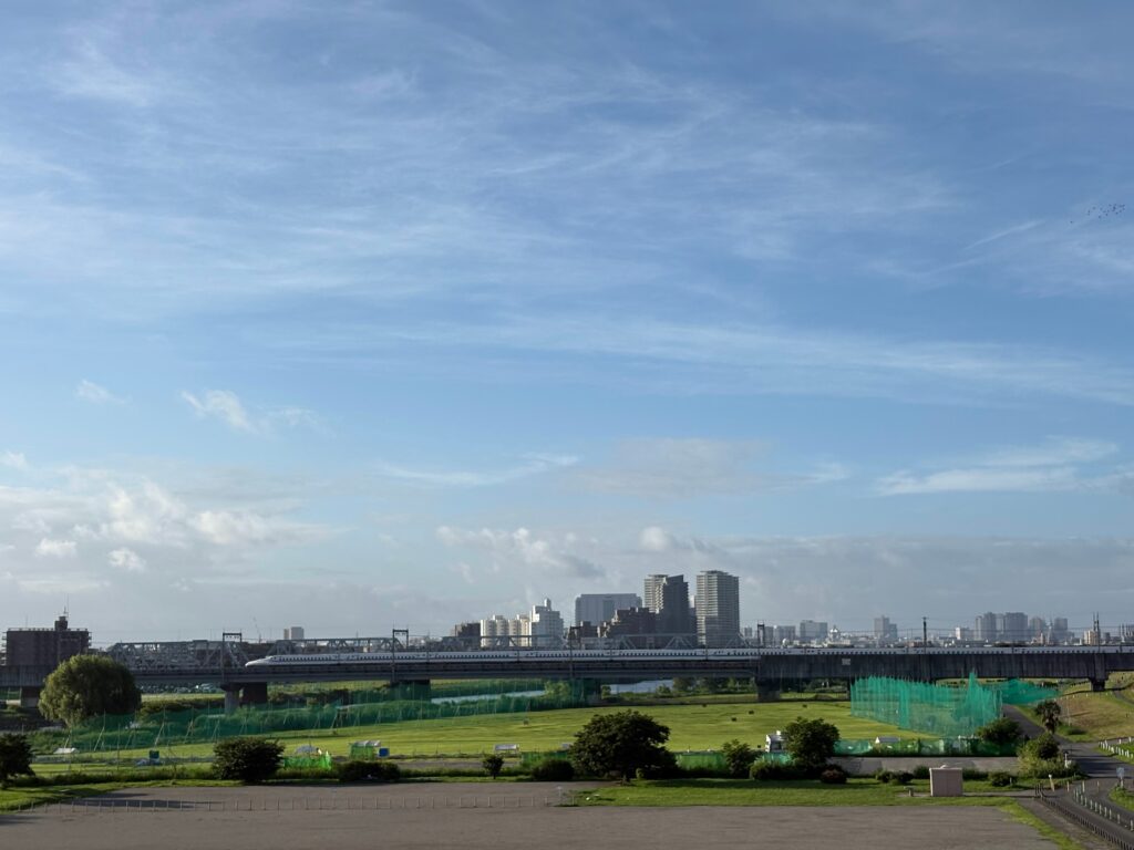 〜「平年」が表すもの 〜 7月18日。関東甲信では、本日、梅雨明けが発表されました。 既に猛暑が続いており、「ようやく」という感覚ですが、平年より1日早く、平年並の梅雨明けだそうです。 「平年」について、少し調べてみました。 「平年値」とは、「西暦年の1位が1の年から連続する30年間の観測値を平均した値」で、「10年ごとに更新」されているそうです(気象庁ウェブサイト「2020 年平年値 解説」 より)。 現在の「平年値」とは、「1991年から2020年までの30年間」の観測値を平均した値とのことです。 「平年」が表すものは「不変ではない」ということ。更新される度に「平年」が表す「値」は変わっていくということを、改めて認識しました。将来、7月18日の梅雨明けが「平年よりかなり遅い」といわれる時代がやって来るかもしれません。 時が経つにつれ、当たり前と思うことがそうではなくなったり、珍しい事象が当たり前になることも多いと思いますが、意外と見過ごしてしまいがち。変化に対する感度を上げることの大切さを、改めて感じました。 時代や環境の変化を見逃さず、必要とされるサポートを、引き続き丁寧にお届けいたします。 <多摩川>