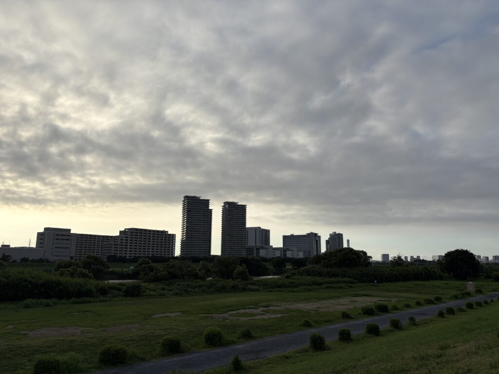 〜 ラジオ体操との関わり 〜 朝、多摩川の河川敷をランニングしていると、ラジオ体操に向かう子どもたちを見かけるようになりました。 私とラジオ体操との関わり。以前勤務していた会社では、始業時にラジオ体操を行っていました。 途中でこの制度は無くなってしまいましたが、社会人になってから約20年間、出勤するたびに毎朝続けていました。 今でも、ラジオ体操の音楽を聴くと、自然に体が動きそうになるほど。ちょっとした特技かもしれません。 健康維持のため、習慣的に続けること。そのために工夫された運動の時間と量。改めてラジオ体操と向き合ってみると、そのキーワードは「適度」だと感じます。 目的達成の実効性を確保するためには、「適度」な計画設計が不可欠。自ら実践するとともに、引き続き実効性あるサービスをご提供いたします。 猛暑が続いております。適度な休憩と水分補給を意識して、無理をせずお過ごしください。 <多摩川>