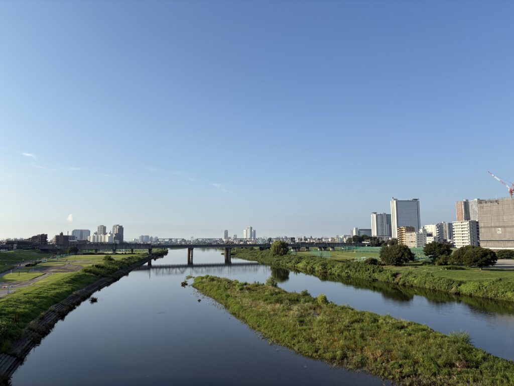 〜 靴のひも 〜 靴を履く際はひもを結び、脱ぐ際はひもを解く。 「当たり前だろ」と突っ込まれてしまいそうですが、ひもを結んだまま靴を履いたり脱いだりする方、私が見ている限りではありますが、意外と多い気がします。 靴ひもを解かなくても着脱できるよう、あらかじめ「緩め」に調整しておく。 結んだり解いたりする作業は確かに面倒なので、私も以前はそうしていました。手間も省け、とても合理的な方法だと思います。 でも、ここ何年かは、その「緩め」が感覚的にしっくりこなくて、着脱の際は靴ひもを結び直すようにしています。毎回手間だと思いつつ、手間よりもフィット感を優先しています。 手間を省くことによって得られるメリットと、手間を掛けることによって得られるメリット。どちらを優先すべきかは、時と場合によって異なり、その見極めが大切だと感じます。 さまざまな観点から状況を見極め、最適なサポートのご提供を心がけてまいります。 <多摩川>