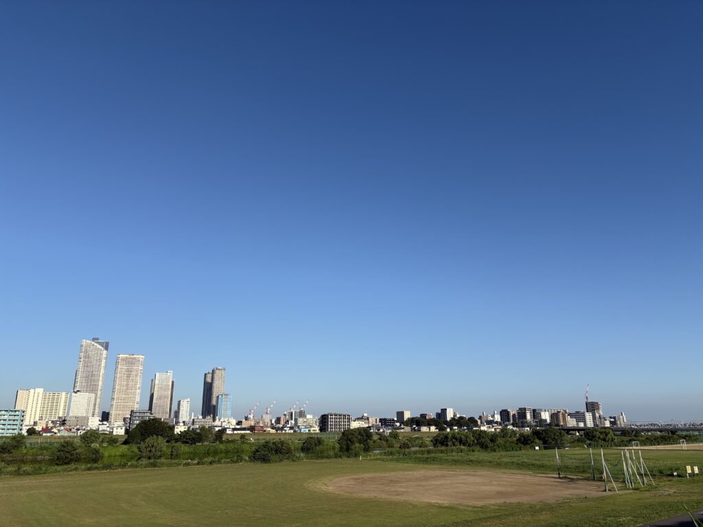 〜 いざというとき、役立つもの 〜 普段持ち歩いているカバン。中身を棚卸ししてみました。 折りたたみ傘、携帯バッテリー、充電ケーブル、ティッシュ、不織布マスク、頭痛薬。 毎日使うものではありませんが、いざというとき役立つもの。少し荷物多いかなと思いつつ、苦になるほどではないので、いつもそのまま入れています。 「持ってて良かった」と、何度も救われました。 「契約を証する書面=契約書」も同様。口頭でも契約は成立しますが、「契約書」を締結し、約束した内容を明確化しておくと、いざというとき、役立ちます。 特に、反復継続的な取引を行う場合や、大口の受注案件、高額な資産の譲渡や金銭の貸借等、重要な取決めについては、「契約書」を締結しておくことをおすすめします。 どうぞお気軽にご相談ください。 <多摩川>