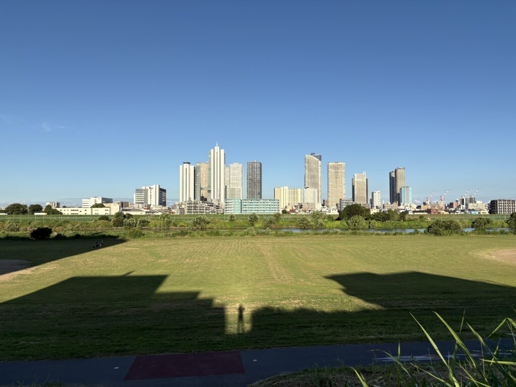〜 引っ越しと、気づき 〜 会社員時代、事務所の引っ越しを経験したときのこと。2つの大きな変化がありました。 1つは、フリーアドレス化され、自分専用の机が廃止されたこと。 もう1つは、書庫スペースが大幅に削減されたこと。 書類の大幅削減が最重要課題になりました。「本当に必要なのか」を大胆に見極めて、断捨離。必要な書類も、極力電子保管に切り替えることに。 当初は勝手がつかめず、多少の不便さを感じることもありましたが、すぐに慣れてしまうもの。いざやってみると大きな支障はなく、仕事はまわりました。 最初から「無理だ」と決めつけずに、やってみること。 状況の変化に応じて、工夫すること。 課題解決の場面で必要な対応。引っ越しから大きな「気づき」を得ることができました。 困りごとやお悩みを抱える方の身近な行政書士として、課題解決に向けたサポートをこれからもご提供いたします。 ＜多摩川＞