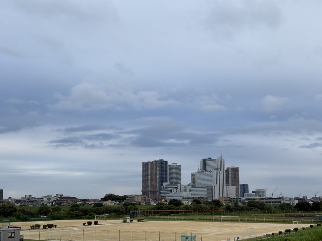 〜 マイカップ、マイボトル 〜 毎年12月に参加しているマラソン大会。数年前から、給水時に使い捨てコップを使用せず、参加者がマイカップ・マイボトルを携帯して、給水ポイントで補給する方式になっています。 給水所で大量に廃棄される使い捨てコップ。ちょっとした配慮で、ゴミの量と回収にかかる手間・労力の削減につながる。 普段のランニングの際も水筒を携帯して走っているので、特に苦になることもなく、ゴールしたときはちょっと晴れやかな気分になります。 あと4か月ちょっと。今年も参加する予定です。 環境負荷削減のために、自ら「できること」を実践するとともに、行政書士として、環境負荷軽減に取り組む方へのサポートを実践してまいります。 <多摩川>