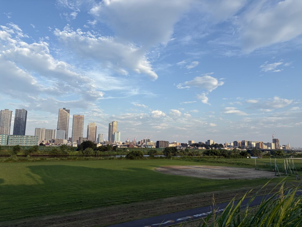 〜 復習と見直し 〜 予備校生の頃。夏期講習を受講したり、自習室に行ったり、この時期は冷蔵庫みたいにクーラーの効いた大学受験予備校に入り浸っていました。 夏休みにやるべきこと。復習と見直し。 先生からのアドバイス。30年以上経ち、予備校の形態は、オンライン配信、オンデマンド方式、個別指導方式など多様化していますが、今でもこの大切さは変わらないと感じます。 前に進めば進むほど、見落としだったり、記憶の薄れが出てくるもの。 秋になり日が短くなるにつれ、この言葉の重みを焦りとともに感じたことを覚えています。 連日猛暑が続くこの時期、前に進むスピードを少し緩めて、業務の棚卸しをしてみるのもいいのではないでしょうか。 ■取引先との契約書の整備状況、 ■年初・春先に締結した契約内容と実態との間にズレがないか、 ■着手予定の施策において、行政への手続が必要になるものがないか、など。 行政への申請手続の支援、契約書の作成・チェックなどのサービスの提供を通じて、行政書士がお困りごとやお悩みの解決・改善に向けたサポートを実践いたします。 どうぞお気軽にご相談ください。 <多摩川>