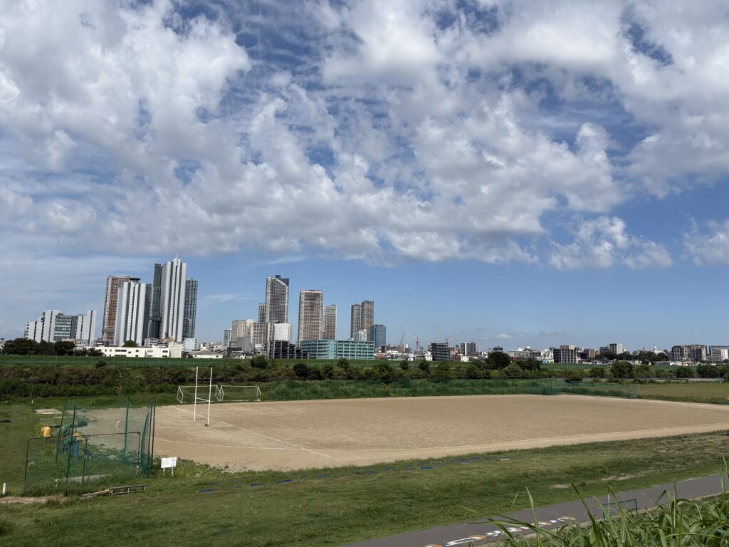 〜 昔々、あるところに 〜 社会人になって最初に配属された課は、総勢8人。経理部署でしたが、課で保有するパソコンは2台のみ。表計算ソフトへの入力など、みんなで交代しながら使っていました。 「昔々、あるところに」は少々大袈裟かもしれませんが、30年近く経った今では、もう見かけなくなった光景だと感じます。 パソコンは必須アイテムとなり、さらにはスマートフォンでもビジネスのやり取りができる時代。 情報へのアクセスが格段に容易になり、効率的に新しい取り組みに挑戦できる環境になったと実感します。 新たなビジネスを始めようとする方。行政書士は、行政への許認可や補助金の申請支援、トラブル未然防止のための契約書の作成・レビューなどのサービスを通じて、何かと多忙を極める創業期をサポートいたします。 行政書士が提供するサービスをぜひご活用ください。 ＜多摩川＞