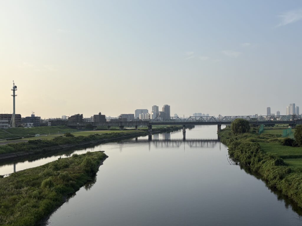 〜 鮮魚売り場のサンマから 〜 昨日、近所のスーパーの鮮魚売り場にサンマが並んでいるのを見かけました。 ずっと猛暑が続いているので、「えっ、もうサンマの季節？」と驚く一方、ちゃんと季節は流れているんだなと感じました。 ちょっとした変化。そこにチャンスや解決のヒントが潜んでいることって、案外多い気がします。 しかし、多忙であったり、何かにかかりきりになっていると、見落としてしまいがち。忙しいときほど、変化を感じ取るための「ゆとり」が大切なんだと感じます。 変化やチャンス。見落とさず、乗り遅れないようアンテナを張り、行政書士としてお役に立てるサービスを引き続き提供してまいります。 ＜多摩川＞