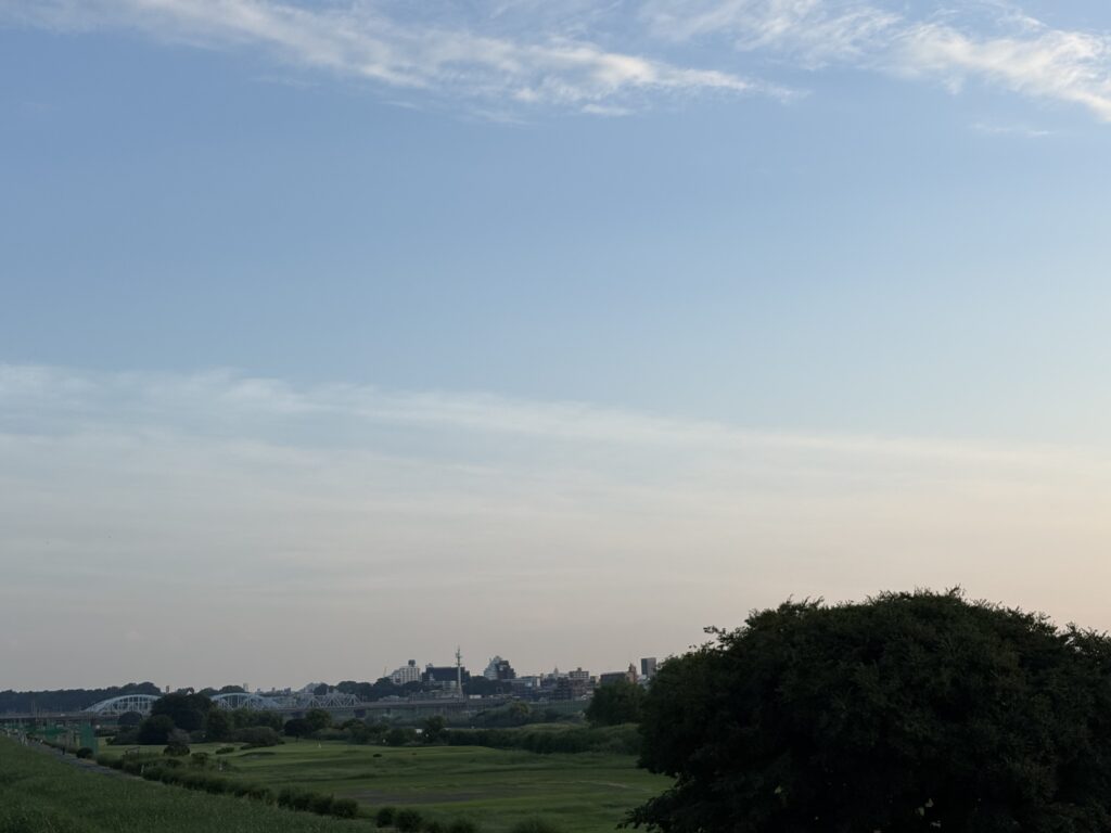 〜 気づき 〜
午後7時頃、相変わらず暑いですが、辺りはもう薄暗くなっていました。
今日の東京の日の入りは午後6時23分。夏至の頃より40分近く早くなっていました。
最近、日中の暑さばかりに気を取られ、日の入りの時間に目を向けることはなかったことに、改めて気づきました。
視野を広げること。簡単なようで意外と難しく、意識しないと視野はどんどん狭くなる気がします。身近な変化への「気づき」から、反省と学びを得ることができました。
変化への意識。法改正や経済情勢の変動を意識して、最適なサービスの提供を心がけてまいります。
＜多摩川＞
