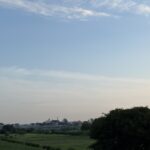 〜 気づき 〜 午後7時頃、相変わらず暑いですが、辺りはもう薄暗くなっていました。 今日の東京の日の入りは午後6時23分。夏至の頃より40分近く早くなっていました。 最近、日中の暑さばかりに気を取られ、日の入りの時間に目を向けることはなかったことに、改めて気づきました。 視野を広げること。簡単なようで意外と難しく、意識しないと視野はどんどん狭くなる気がします。身近な変化への「気づき」から、反省と学びを得ることができました。 変化への意識。法改正や経済情勢の変動を意識して、最適なサービスの提供を心がけてまいります。 ＜多摩川＞
