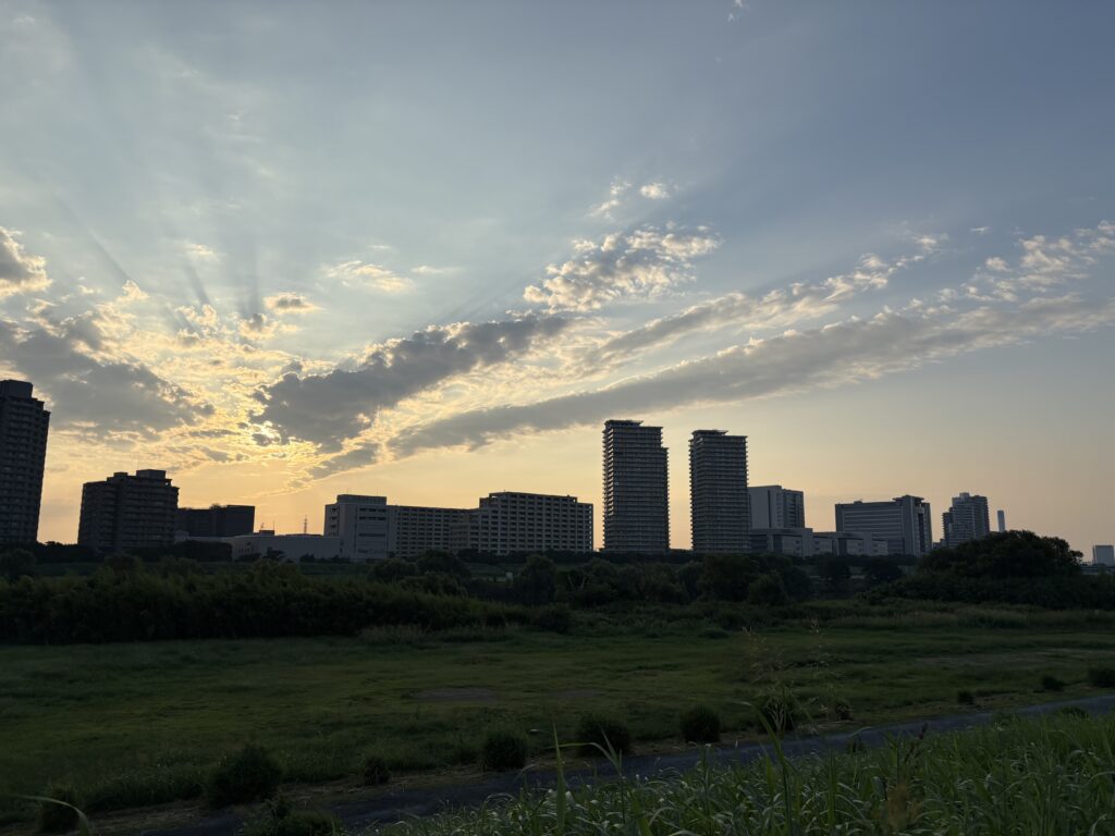 〜 思い込み 〜
ランニングシューズのサイズ。以前、自分のサイズは27cmだと思っていました。
18年ほど前、初めてのフルマラソンを控え、初めて自分の足のサイズをシューズショップで計測してもらいました。すると、店員の方から「つま先に1cmの遊びが必要。だから、28cmを選ぶべきですよ」と指摘され、以降、メーカーによって多少の違いはありますが、ランニングシューズは28cmを基本に選んでいます。
少し長い距離を走ると、足のマメや膝の痛みに悩まされていて、その原因は筋力不足やその靴を履き慣れていないことと思っていました。ところが、靴のサイズを1cm大きくするだけで、悩みは大幅に改善しました。
思い込み。一旦「こうだ」と決めつけてしまうと、何も疑問を感じなくなってしまう怖さ。靴のサイズ選びという身近な出来事から、大切な「気づき」を得ることができたと感じています。
自分自身、偏らない幅広い視野を持つことを意識していくとともに、行政書士として、お悩みや困りごとを抱えている方の解決につながるサポートを、引き続き提供してまいります。