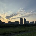 〜 思い込み 〜 ランニングシューズのサイズ。以前、自分のサイズは27cmだと思っていました。 18年ほど前、初めてのフルマラソンを控え、初めて自分の足のサイズをシューズショップで計測してもらいました。すると、店員の方から「つま先に1cmの遊びが必要。だから、28cmを選ぶべきですよ」と指摘され、以降、メーカーによって多少の違いはありますが、ランニングシューズは28cmを基本に選んでいます。 少し長い距離を走ると、足のマメや膝の痛みに悩まされていて、その原因は筋力不足やその靴を履き慣れていないことと思っていました。ところが、靴のサイズを1cm大きくするだけで、悩みは大幅に改善しました。 思い込み。一旦「こうだ」と決めつけてしまうと、何も疑問を感じなくなってしまう怖さ。靴のサイズ選びという身近な出来事から、大切な「気づき」を得ることができたと感じています。 自分自身、偏らない幅広い視野を持つことを意識していくとともに、行政書士として、お悩みや困りごとを抱えている方の解決につながるサポートを、引き続き提供してまいります。