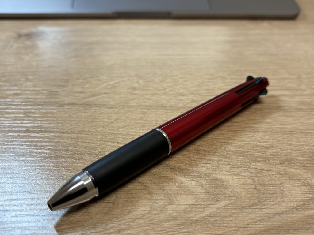 〜 仕事の相棒 〜
4色ボールペン、シャープペンシル付き。
何度か買い替えましたが、常に持ち歩き、20年近く愛用しています。
契約書や申込書へのサイン、書類の校正。
赤、青、緑で色分けして資料に書き込み、ざっと要点を整理する。
消す必要がある書き込みはシャープペンシルを使い、端についている消しゴムで消す。
これ1本あれば、電子機器を使用しない事務作業は大体カバーできます。いろんな筆記具を試してみて、最終的に行き着いたという感じです。
便利さの先には、信頼感。仕事の相棒です。
お悩みや困りごとを抱えている方の解決につながるサポート、安心と信頼感のあるサービスを、今後も提供してまいります。