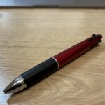 〜 仕事の相棒 〜 4色ボールペン、シャープペンシル付き。 何度か買い替えましたが、常に持ち歩き、20年近く愛用しています。 契約書や申込書へのサイン、書類の校正。 赤、青、緑で色分けして資料に書き込み、ざっと要点を整理する。 消す必要がある書き込みはシャープペンシルを使い、端についている消しゴムで消す。 これ1本あれば、電子機器を使用しない事務作業は大体カバーできます。いろんな筆記具を試してみて、最終的に行き着いたという感じです。 便利さの先には、信頼感。仕事の相棒です。 お悩みや困りごとを抱えている方の解決につながるサポート、安心と信頼感のあるサービスを、今後も提供してまいります。