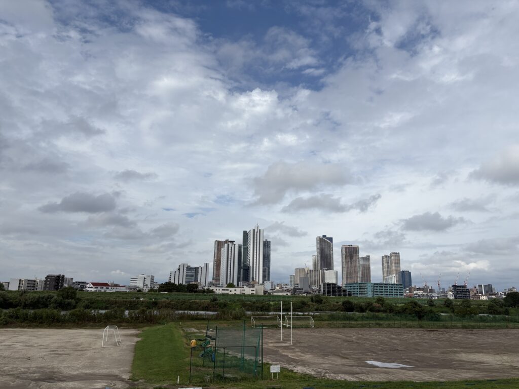 〜「踊り場」ということばから 〜

踊り場。階段の途中にある、平らで少し広いスペース。
階段を登る途中で、一息付ける場所でもあることから、景気が上向き・回復基調にある中で、一時的に足踏み状態になるときに使われたりもします。

成長のスピードは少し弱まりますが、積み残した課題の確認、これまでの取り組みの振り返りや反省、次の戦略を練るための機会と捉えれば、有益な時間。

少し冷静に振り返り、今後の成長に向けた課題が浮き彫りになった方。行政書士は、行政への申請手続の支援、契約書の作成・チェックなどのサービスの提供を通じて、課題の解決・改善に向けたサポートを実践いたします。

前向きな思考から、より良いサービスの提供を心がけてまいりますので、どうぞお気軽にご相談ください。
＜多摩川＞