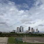 〜「踊り場」ということばから 〜 踊り場。階段の途中にある、平らで少し広いスペース。 階段を登る途中で、一息付ける場所でもあることから、景気が上向き・回復基調にある中で、一時的に足踏み状態になるときに使われたりもします。 成長のスピードは少し弱まりますが、積み残した課題の確認、これまでの取り組みの振り返りや反省、次の戦略を練るための機会と捉えれば、有益な時間。 少し冷静に振り返り、今後の成長に向けた課題が浮き彫りになった方。行政書士は、行政への申請手続の支援、契約書の作成・チェックなどのサービスの提供を通じて、課題の解決・改善に向けたサポートを実践いたします。 前向きな思考から、より良いサービスの提供を心がけてまいりますので、どうぞお気軽にご相談ください。 ＜多摩川＞