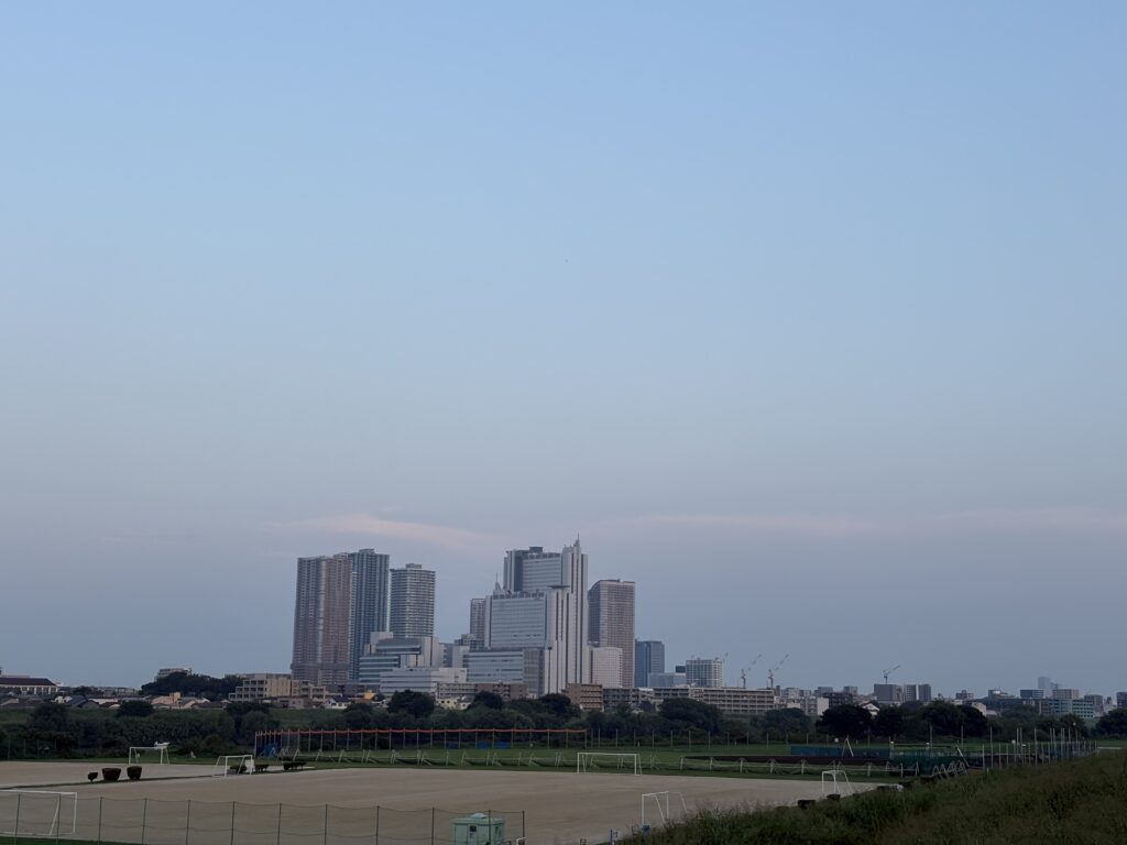 〜 身近な付加価値 〜 事務所の近くのおそば屋さんで、最近トッピングの無料クーポン券を配っていました。 かき揚げや海老天、コロッケなどの無料券がミシン目でつながっているもの。1回につき1枚使用できるので、最近のお昼休みは結構な頻度で通っています。 何かが少し加わることで、ちょっとしたお得感が得られ、購買意欲が湧く。おそば屋さんの無料クーポン券から、身近な「付加価値」を感じることができました。 ちょっとした付加価値で、差別化する。 弊所では、25年間にわたる企業法務実務経験を礎として、定款の作成・変更、著作権・ノウハウの保全策に関するご提案、各種契約書の作成・内容チェック、コンプライアンス体制の整備や啓発活動に関するアドバイスなど、事業の推進に必要なサービスをご提供いたします。 お困りごとやお悩みがございましたら、ぜひお気軽にご相談ください（※）。 ※他の法律により制限されている業務については、行政書士が取り扱うことができない場合があります。詳細については、お気軽にご相談ください。 ＜多摩川＞