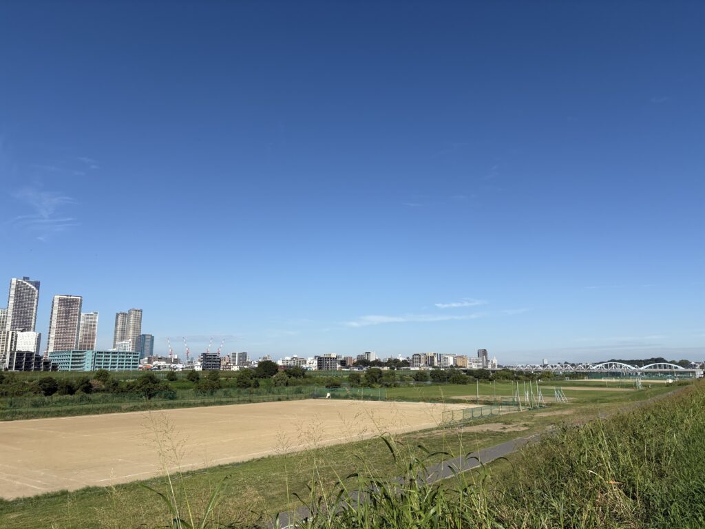 〜 明確化と柔軟さ 〜 暑さへの対策として、運動会の開催時期や時間を変更したり、空調設備のある体育館での開催に変更する動きがあるというニュースを目にしました。 最優先事項は「参加者の健康」。関係者間で共有し、柔軟に対応する学校現場の姿勢を感じました。 最優先すべき事項は何かを明確化し、関係者の共通認識とすること。 固定観念にとらわれず、柔軟に考えること。 シンプルですが、課題解決の場面において大切にすべき基本事項であると、このニュースから改めて認識しました。 明確化と柔軟さ。基本を徹底して、よりよいサービスを提供してまいります。 ＜多摩川＞
