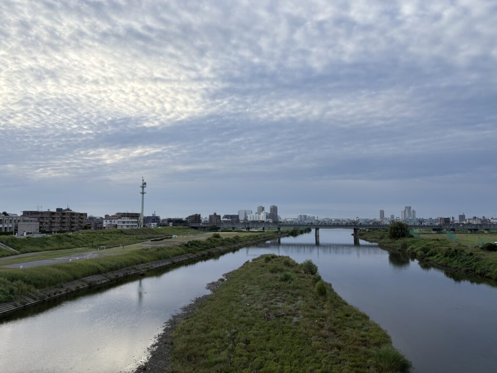 〜 全力疾走の影響力 〜 中学生の頃、野球部の試合でのこと。試合開始時に両チームが整列した際、審判の方から「攻守交代は全力疾走で」とよく言われました。 試合時間の短縮という意味合いが強い指示なのですが、キビキビとした動きがその後の試合展開に影響すると感じました。 いい流れの時は、より勢いづく。 悪い流れの時は、気持ちを切り替えるタイミングに。 攻守交代時の全力疾走という所作が、チーム全体が1つの「こと」に向かうきっかけになっていたと、改めて思います。 間接的ではあるものの、影響力を持つ所作や行動。ビジネスにおいてもたくさんあると感じます。 行政書士としてのサービスをご提供する際、お客様の今後の「いい流れ」に影響する気づきを大切に、丁寧にサポートいたします。 #行政書士 #大田区 #企業法務経験 #安心への伴走者 #課題解決サポート #コラム #契約書の作成チェック #行政への申請手続支援 #全力疾走の影響力