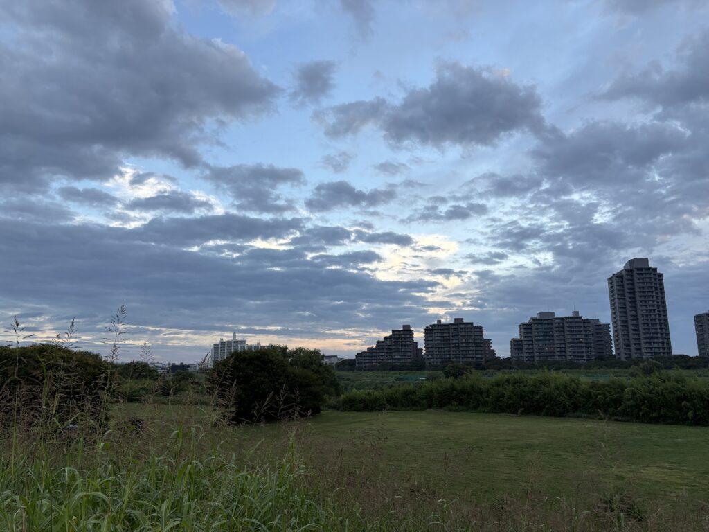 〜 中秋の名月 〜 昨日の日曜日、近所のスーパーのお惣菜コーナーにお団子がたくさん並べられていました。 「何だろう？」と思ったら、10月6日（本日）が中秋の名月。日曜日ということで、一日早く用意されていたのだと気づきました。 10月に入っても暑い日が続き、季節の移ろいを「肌」で感じにくくなった気がしますが、その分、街中の催しなどから「目」で感じる楽しみが増したように思います。 事業活動に関しても、1年というサイクルの中で、季節ごとにやるべきことや意識すべきことが変わっていくもの。 年度のサイクルの中で生じた困りごとやお悩み。行政書士として、その解決に向けお役に立てるサポートを提供してまいります。 #行政書士 #大田区 #企業法務経験 #安心への伴走者 #課題解決サポート #契約書の作成チェック #行政への申請手続支援 #コラム #中秋の名月