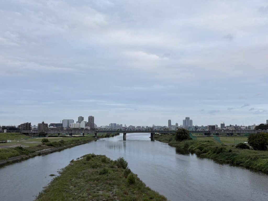 〜 調整しやすい服装で 〜 この季節、「調整しやすい服装で」という言葉をよく耳にします。 朝晩は涼しく、何か上に1枚羽織るものが必要でも、日中は気温が上がり、半袖で過ごす陽気になることに。どちらかに「決め打ち」すると後悔することも多く、気温の変化に柔軟に対応することが、体調管理の面では大切です。 リスクや変化を見据え、ある程度幅をもって対応する意識。服装に限らず、判断が必要な場面において、大切にしなければと感じます。 想定されるリスクは何なのかを常に意識して、対処できるものは予め備えておく。 臨機応変に、丁寧で柔軟なサービス。引き続き、心がけてまいります。 #行政書士 #大田区 #企業法務経験 #安心への伴走者 #課題解決サポート #契約書の作成チェック #行政への申請手続支援 #コラム #調整しやすい服装で
