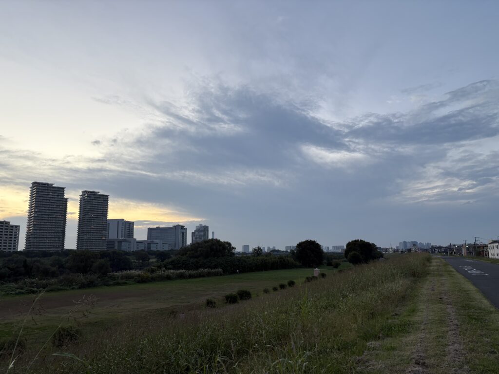 〜 自分を知ってもらう 〜 日の出の時間がだんだん遅くなり、朝ランニングに出かける時間は薄暗くなってきました。 走る際、小さなLEDライトを身に着けて、点灯するようにしています。 多摩川の土手は、ランニングする方、散歩する方、自転車の方が、朝早くから行き来しています。敢えて「目立つ」ことで自分の存在を周りに知らせ、事故を防ぐことが主な目的です。 自分を知ってもらうこと。仕事や暮らし、様々なコミュニティーで生活していくうえでは、とても大切なことだと思います。 でも、自分のことをきちんと相手に伝えることって、意外と難しいもの。 自分自身と正面から向き合い、自問自答しながら、自分で自分を理解することが大切だと感じます。 自分を理解し、自分を伝え、知っていただく。そのうえで、みなさまのお困りごとやお悩みの解決につながるサポートを実践してまいります。 #行政書士 #大田区 #企業法務経験 #安心への伴走者 #課題解決サポート #契約書の作成チェック #行政への申請手続支援 #コラム #自分を知ってもらう