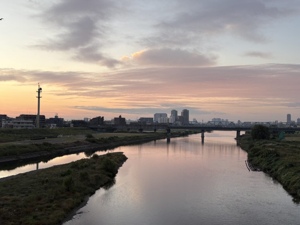 〜 補う工夫 〜 メモを取る。 加齢とともに記憶力の衰えを感じるようになって、より意識するようになりました。 スマートフォン、小型の手帳、4色ボールペン。 「三種の神器」とは少し言いすぎかもしれませんが、今の私にとって欠かせないアイテムです。 いつもかばんやポケットに入れておき、必要なときにさっとメモを取る。 「あれ、何だったっけ?」と思い出せないとき、書き留めてあったメモに何度も救われました。 鍛えることと、補う工夫。 弱点を克服するためには、この両方のアプローチが必要だと感じます。 苦手なことや弱い部分を認識したうえで、努力と工夫を続け、お役に立てるサービスを提供してまいります。 お困りごとやお悩みがございましたら、どうぞお気軽にご相談ください。 #行政書士 #大田区 #企業法務経験 #安心への伴走者 #課題解決サポート #契約書の作成チェック #行政への申請手続支援 #コラム #補う工夫