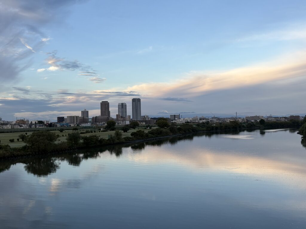 〜 富士の雪化粧 〜 最近、自宅近くの多摩川から、うっすらと雪化粧した富士山を見かけるようになりました。 夏が長引いたせいか、まだ先のことと思っていましたが、気づけば今年も残り2ヶ月。 年内に片付けておくべきこと、来年に繰り越すこと。年の瀬に向けて棚卸しをするちょうどいい時期かもしれません。 棚卸しによって明確になった「やるべきこと」。行政への申請手続の支援、契約書の作成・チェックなど、行政書士が提供するサービスを活用することで、時間と労力の軽減につながることも多いと思います。 仕事や暮らしの困りごと。どうぞお気軽に行政書士にご相談ください。 #行政書士 #大田区 #企業法務経験 #安心への伴走者 #課題解決サポート #契約書の作成チェック #行政への申請手続支援 #コラム #富士の雪化粧