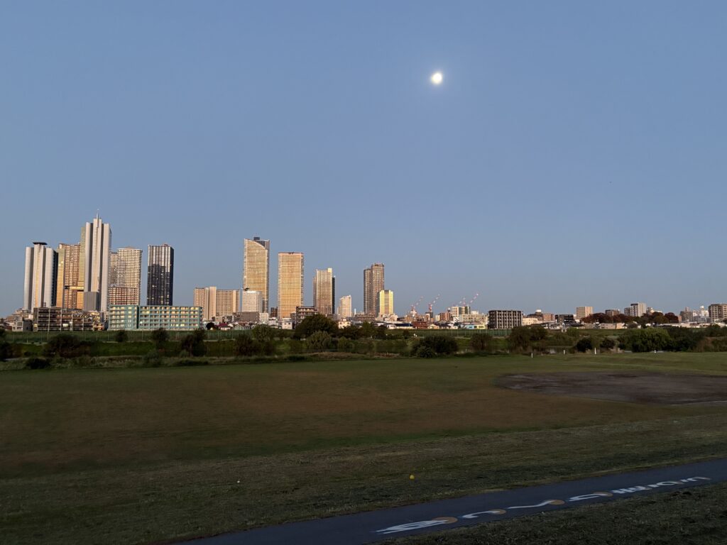 〜 意図的な習慣化 〜 朝、走ること。私の習慣。 当然、「今日は辛いな」と思うこともありますし、体調を崩しているときや天候不順のときは、無理をせず休むこともあります。 総じて続けられている理由は、「意図的に」習慣化していること。そう自己分析しています。 あえて「なぜやる必要があるのか？」とは考えず、「当たり前のこと」と捉える。朝起きたら顔を洗うように、夜寝る前に歯を磨くように、日常のルーティーンにしてしまう。 どうしても自分に対して甘くなり、やらないこと、できないことへの言い訳をしてしまいがちですが、「意図的に」習慣化することで解消された気がします。 もちろん、始めるときは「続けたい、続けるべき理由」をしっかり考えるべきですが、継続するフェーズに入ったら、敢えて「当たり前のこと」と捉える。 明らかに無理が生じたら、再度しっかり考えて、見直す。 そうすることで、改善のサイクルにつながっていくと感じます。 しっかり考えること、「意図的に」習慣化すること、見直すこと。このバランスを大切に、より良いサービスを提供してまいります。 #行政書士 #大田区 #企業法務経験 #安心への伴走者 #課題解決サポート #契約書の作成チェック #行政への申請手続支援 #コラム #意図的な習慣化