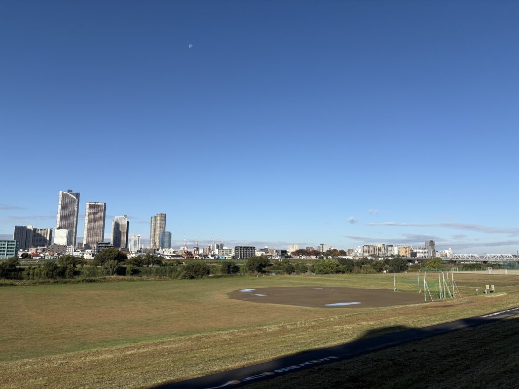 〜 時間とこころの関係 〜 待ち合わせや集合時間。少し早めに着くと、余裕が生まれる。 ギリギリになったり、遅刻してしまうと、焦りが生まれる。 当たり前のことですが、「時間」と「こころ」の間には密接な関係があると、最近よく感じます。 1日24時間。限られたものですが、使い方次第でゆとりが生まれる。 不測の事態が生じても、冷静に対応できる。 時間に追われるのではなく、時間を上手に使う意識が大切だと、改めて思います。 冷静さとゆとりにつながる時間の使い方を意識して、より良いサービスの提供に努めてまいります。 #行政書士 #大田区 #企業法務経験 #安心への伴走者 #課題解決サポート #契約書の作成チェック #行政への申請手続支援 #コラム #時間とこころの関係