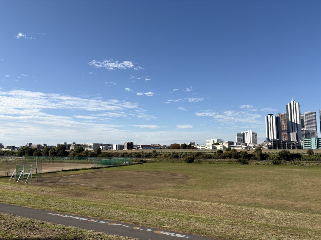 〜 経験に基づく「勘」〜 30年近く前、経理の仕事をしていたときのこと。 非常に多くの行数の足し算や引き算を電卓で行う際、どうしても間違いが生じることがあり、新入社員の頃は1行目から何度も検算していました。 だんだんと計算や数字に慣れてくると、検算時に生じた差額を見て、どこで計算を間違えたのかが「勘」で推測できるようになりました。 電卓を打ち間違えるポイントは、「6」と「9」の見間違えや、数字の一の位と十の位の逆転など。該当する箇所を注意して見直すことで、原因究明のスピードを早めることができました。 経験に基づく「勘」。 感覚的な判断のように見えますが、経験則に裏付けられた合理的な判断であり、課題解決の場面ではとても重要な要素であると感じます。 合理的で冷静な判断。引き続き心がけ、より良いサービスを提供してまいります。 #行政書士 #大田区 #企業法務経験 #安心への伴走者 #課題解決サポート #契約書の作成チェック #行政への申請手続支援 #コラム #経験に基づく勘