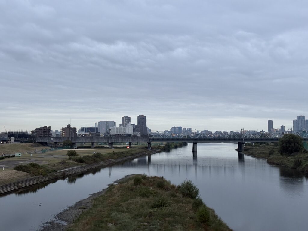 〜 傾聴 〜 傾聴。ビジネス書などでよく見かける用語。 単に聴くのではなく、しっかりと耳を傾けて、相手の真意や感情を汲み取ること。 認識のズレが生じないよう、お互いをきちんと理解し合うために必要なコミュニケーションスキルです。 それほど意識したことはありませんでしたが、日々のコミュニケーションの取り方を自己分析してみると、会話のキャッチボールを繰り返しながら、5W1Hを中心に、バックグラウンドを含めて「言いたいこと、やりたいこと」を聞き出そうとしていることに気づきました。 聞き役に回ることを意識し、自分の理解が曖昧なときは「●●と理解しましたが、間違いありませんか？」などと確認し、認識のズレが生じないよう注意する。 相手との会話では、いつもこんなことを意識していると、再確認しました。 相手のニーズを正確に把握すること。最初の一歩であり、大切な一歩。 傾聴を改めて意識して、ニーズにマッチしたサービスを提供してまいります。 #行政書士 #大田区 #企業法務経験 #安心への伴走者 #課題解決サポート #契約書の作成チェック #行政への申請手続支援 #コラム #傾聴