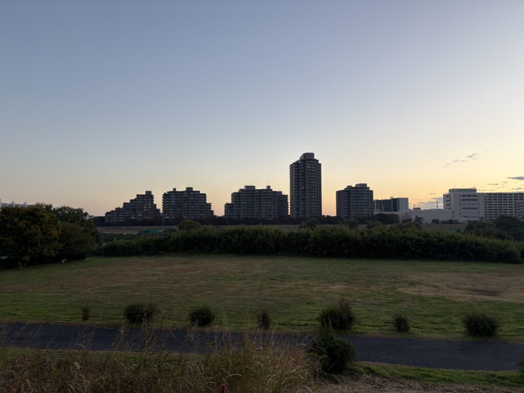 〜 メリットと、デメリット 〜 朝晩を中心にだんだんと冷え込むようになるにつれ、東京では空気の乾燥も肌で感じるようになりました。 洗濯物がよく乾いたり、朝焼けや夕焼けがきれいに見えたりする一方、静電気が起きやすくなったり、風邪やインフルエンザが流行るように。 ある用途ではメリットになることが、違う用途ではデメリットに。 メリットを享受する際は、その裏に潜むデメリットの存在を確認し、対応策を考える。 理解と備えが大切だと感じます。 予防の意識。行政書士は、トラブルやリスクの未然防止の観点から、行政への申請手続の支援、契約書の作成・チェックといったサービスをご提供いたします。 どうぞお気軽にご相談ください。 #行政書士 #大田区 #企業法務経験 #安心への伴走者 #課題解決サポート #契約書の作成チェック #行政への申請手続支援 #コラム #メリットとデメリット