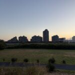 〜 メリットと、デメリット 〜 朝晩を中心にだんだんと冷え込むようになるにつれ、東京では空気の乾燥も肌で感じるようになりました。 洗濯物がよく乾いたり、朝焼けや夕焼けがきれいに見えたりする一方、静電気が起きやすくなったり、風邪やインフルエンザが流行るように。 ある用途ではメリットになることが、違う用途ではデメリットに。 メリットを享受する際は、その裏に潜むデメリットの存在を確認し、対応策を考える。 理解と備えが大切だと感じます。 予防の意識。行政書士は、トラブルやリスクの未然防止の観点から、行政への申請手続の支援、契約書の作成・チェックといったサービスをご提供いたします。 どうぞお気軽にご相談ください。 #行政書士 #大田区 #企業法務経験 #安心への伴走者 #課題解決サポート #契約書の作成チェック #行政への申請手続支援 #コラム #メリットとデメリット