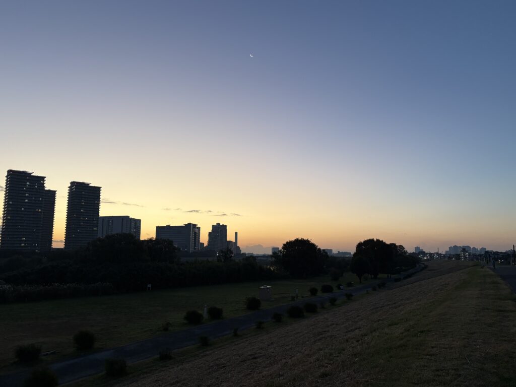 〜「しやすさ」という感覚〜 書きやすさ、使いやすさ、着やすさ。 「しやすさ」という感覚は、文房具や衣類、日用品など、日々の生活において身近に使うものに対して求める、優先度の高い感覚です。 デザインや価格を優先して購入したものの、結局あまり使わなくなってしまったものって、意外と多い気がします。 ストレスを感じさせないもの。目立たないかもしれませんが、意識を本業に集中できるようサポートしてくれる存在だと思います。 仕事や暮らしの上で、目の前の「困りごと」にお悩みの方。行政への申請手続の支援、契約書の作成・チェックなど、行政書士がご提供するサポートを活用することで、本業への集中につながることも多いと思います。 どうぞお気軽に行政書士にご相談ください。 #行政書士 #大田区 #企業法務経験 #安心への伴走者 #課題解決サポート #契約書の作成チェック #行政への申請手続支援 #コラム #しやすさという感覚