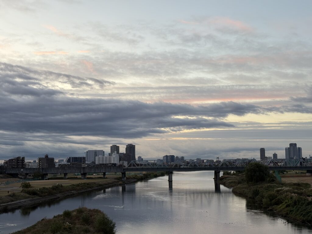 〜 手が空く時間 〜 煮物を火にかけながら、副菜を作る。 魚をグリルで焼きながら、まな板やボウルなどの洗い物を済ませる。 料理をしているときなど、同時に複数の作業をこなす必要がある場合、必ず「手が空く」時間があり、その時間を有効に使うことができると、段取りよく作業が進みます。 もちろん、注意力が散漫になるような「ながら作業」はすべきではありませんが、ちょっとしたアイデアで作業時間を短縮できると、使いたいことに時間を回せたり、工夫した自分に満足感を得られたり。 時間を上手に使うことで得られるメリットは、とても大きいと改めて感じます。 限られた時間。上手に使う工夫を続け、これからもお役に立てるサービスを提供してまいります。 #行政書士 #大田区 #企業法務経験 #安心への伴走者 #課題解決サポート #契約書の作成チェック #行政への申請手続支援 #コラム #手が空く時間