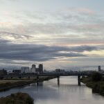 〜 手が空く時間 〜 煮物を火にかけながら、副菜を作る。 魚をグリルで焼きながら、まな板やボウルなどの洗い物を済ませる。 料理をしているときなど、同時に複数の作業をこなす必要がある場合、必ず「手が空く」時間があり、その時間を有効に使うことができると、段取りよく作業が進みます。 もちろん、注意力が散漫になるような「ながら作業」はすべきではありませんが、ちょっとしたアイデアで作業時間を短縮できると、使いたいことに時間を回せたり、工夫した自分に満足感を得られたり。 時間を上手に使うことで得られるメリットは、とても大きいと改めて感じます。 限られた時間。上手に使う工夫を続け、これからもお役に立てるサービスを提供してまいります。 #行政書士 #大田区 #企業法務経験 #安心への伴走者 #課題解決サポート #契約書の作成チェック #行政への申請手続支援 #コラム #手が空く時間