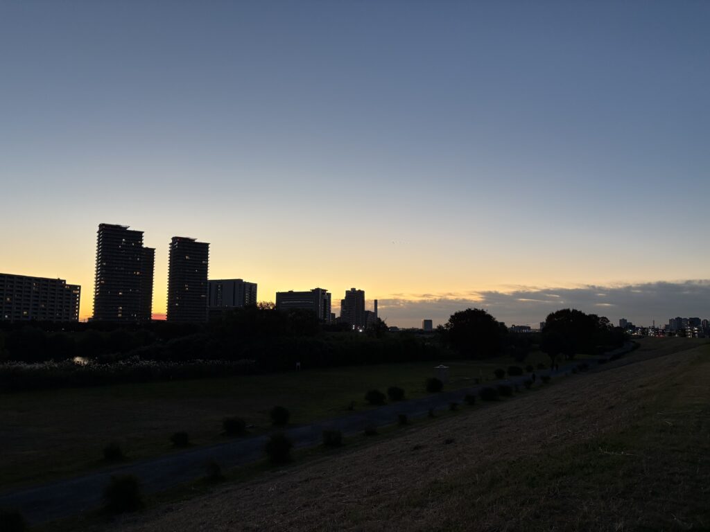 〜 「遊び」ということば 〜 ハンドルの遊び、靴のつま先の遊び。 「ゆとり、余裕」という意味ですが、スムーズな操作や、快適なフィット感に必要不可欠なもの。 仕事や暮らしの中で、「遊び」がストレスを緩衝してくれたり、調和を保ってくれると、最近よく感じます。 あり過ぎてもいけないし、なさ過ぎてもいけない。適度な「遊び」。 年末に向けて、何かと多忙な時期。行政への申請手続の支援、契約書の作成・チェックなど、行政書士がご提供するサービスを活用することで、ゆとりの確保につながることも多いと思います。 仕事や暮らしの困りごと。どうぞお気軽に行政書士にご相談ください。 #行政書士 #大田区 #企業法務経験 #安心への伴走者 #課題解決サポート #契約書の作成チェック #行政への申請手続支援 #コラム #遊びということば