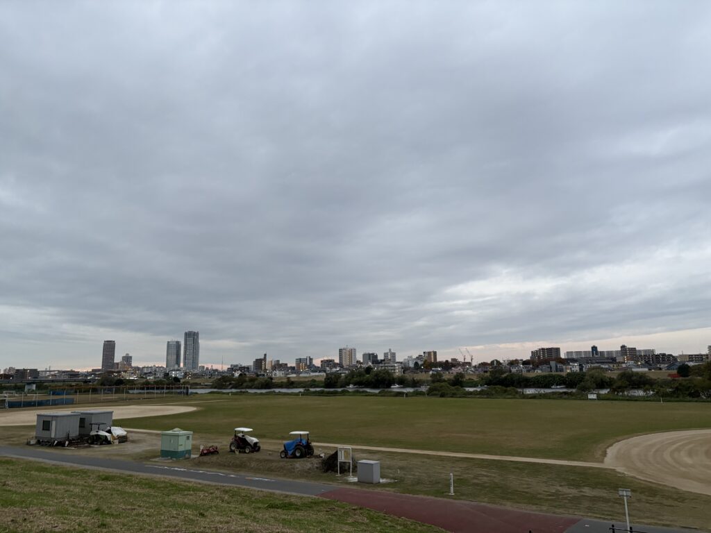 〜「間」の意識 〜 温めてほぐす。冷やして整える。 疲れを癒やすとき、よく行います。 ただ、その選択を誤るとかえってストレスになってしまうことも。一旦立ち止まり、そのときの気分や体調と向き合って、使い分けるようにしています。 判断を迫られる場面。迷ったときは、一旦呼吸を整え、客観的に自分と周りを見つめ直してみる。ほんの少しの「間」を取ることが大切だと感じます。 仕事や暮らしの中で、迷う場面はたくさんあります。 ほんの少しの「間」を意識して、合理的な判断とより良いサービスを心がけてまいります。 #行政書士 #大田区 #企業法務経験 #安心への伴走者 #課題解決サポート #契約書の作成チェック #行政への申請手続支援 #コラム #間の意識