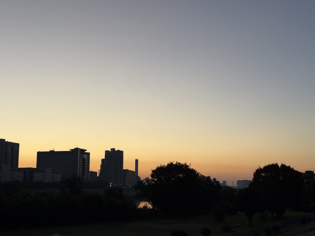 〜 機転と判断 〜 以前、アメリカを旅したときのこと。 ボストン発ニューヨーク行きの飛行機が悪天候のため欠航に。振替便は翌日とのこと。 夏の繁忙期でホテルの延泊は難しそう。土地勘もなく、言葉が通じない海外…。 代替手段。インターネットで調べると、鉄道での移動は可能で、かつWeb上でチケット購入が可能とのこと。早速スマホでチケットを購入し、無事にニューヨークにたどり着くことができました。 当初は焦りましたが、「何か方法があるはず」と冷静になれたことが、結果として解決に繋がったと感じます。 機転と判断。想定外の事態において大切なこと。 まずは何をすべきか、代替策や解決策はあるのか。呼吸を整え、落ち着いて考える。 ビジネスの基本となる行動を改めて意識し、ニーズに適したサービスの提供を心がけてまいります。 #行政書士 #大田区 #企業法務経験 #安心への伴走者 #課題解決サポート #契約書の作成チェック #行政への申請手続支援 #コラム #機転と判断