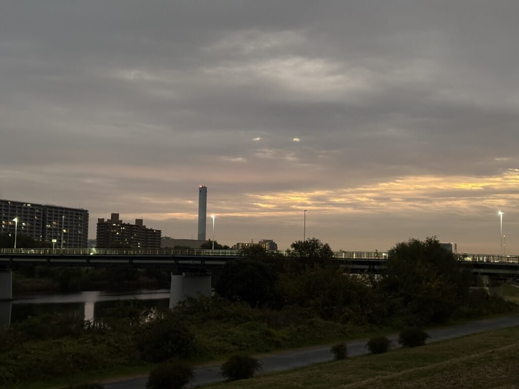 〜 バランス 〜 長く走ることと、早く走ること。 ランニング、特にフルマラソンに向けた練習では、どちらも大切。 偏ってしまうと、良い結果に繋がらないことが多いと感じます。 インプットと、アウトプット。 仕事やサービスの質を高めるには、どちらも大切。 偏ってしまうと、硬直的だったり、画一的なサービスになってしまうことが多いと感じます。 バランス。生活のあらゆる場面で必要なことですが、忙しさだったり、面倒になってしまったりして、崩してしまいがち。ほんの少しでもいいので、暮らしの中で「気をつける」ことが肝要なんだと、今朝ランニングをしながら改めて意識しました。 適度なバランスを意識して、良質なサービスの提供を心がけてまいります。 #行政書士 #大田区 #企業法務経験 #安心への伴走者 #課題解決サポート #契約書の作成チェック #行政への申請手続支援 #コラム #バランス